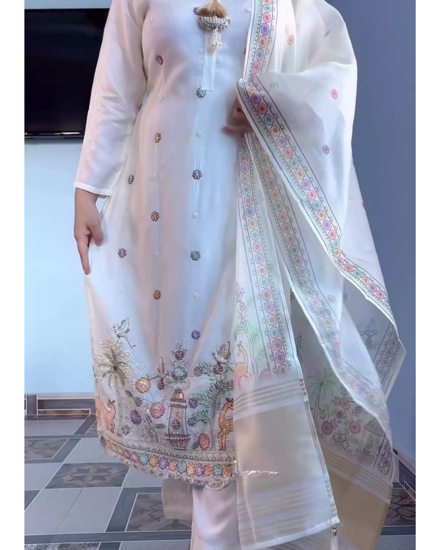 Elegant Off-White Embroidered Kurta Set with Dupatta – Premium Ethnic Wear for Women